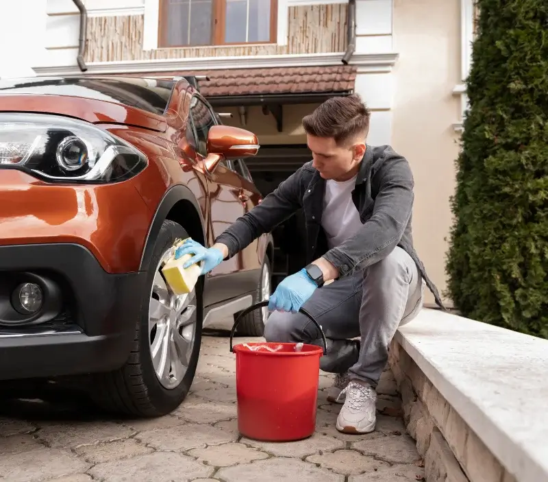 Lavage auto à domicile Goudelin : professionnel intervenant sur un véhicule